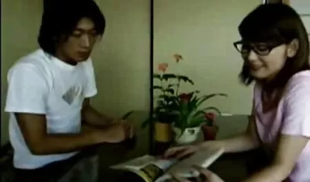 Một trẻ da đen trên hai bu lông trong tất cả sec gay moi nhat các vết nứt