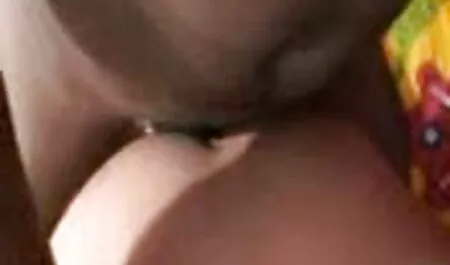 Làm sex tap the moi nhat tình với sinh viên, trên một chiếc giường lớn