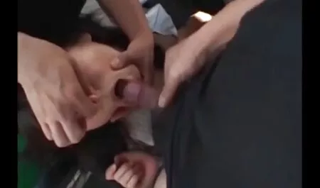 Cô cọ xát một cậu bé với phim sec moi nhat dầu và mát-xa.