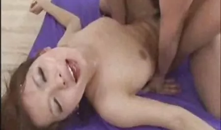 Các cô gái thích pim xec moi nhat tình dục với một dương vật lớn