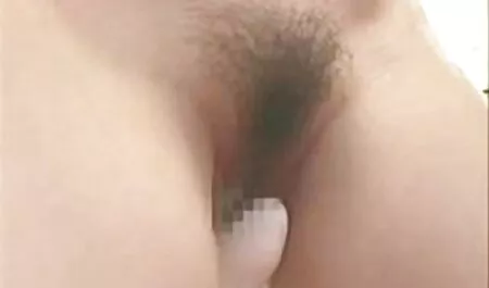Nhóm phim sex moi nhat vietsub gần hồ bơi với một quả chuối